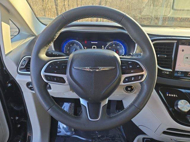 Used 2024 Chrysler Pacifica Touring-L FWD image 17