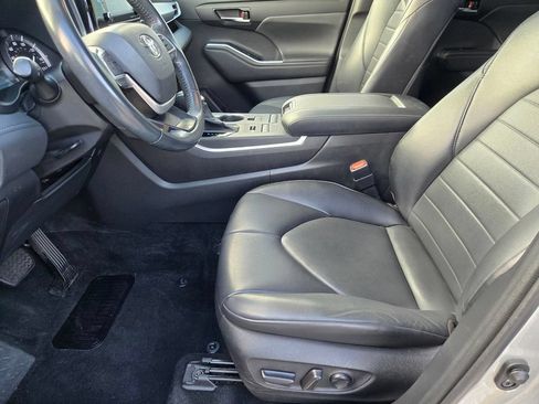 Used 2022 Toyota Highlander XLE AWD/4WD image 30
