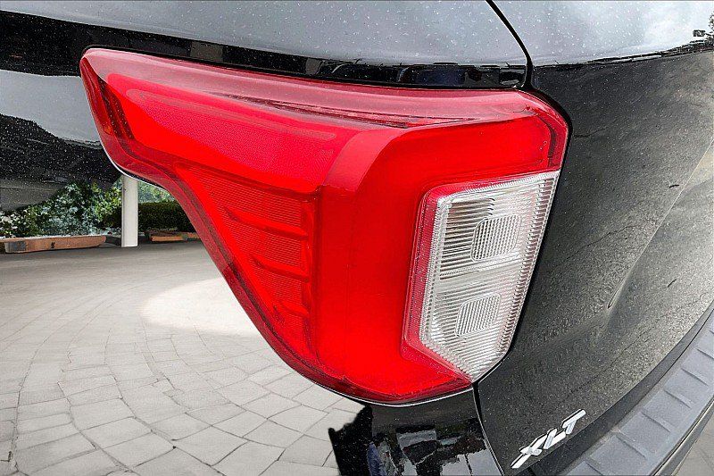 Used 2021 Ford Explorer XLT w/ Equipment Group 202A AWD/4WD image 26
