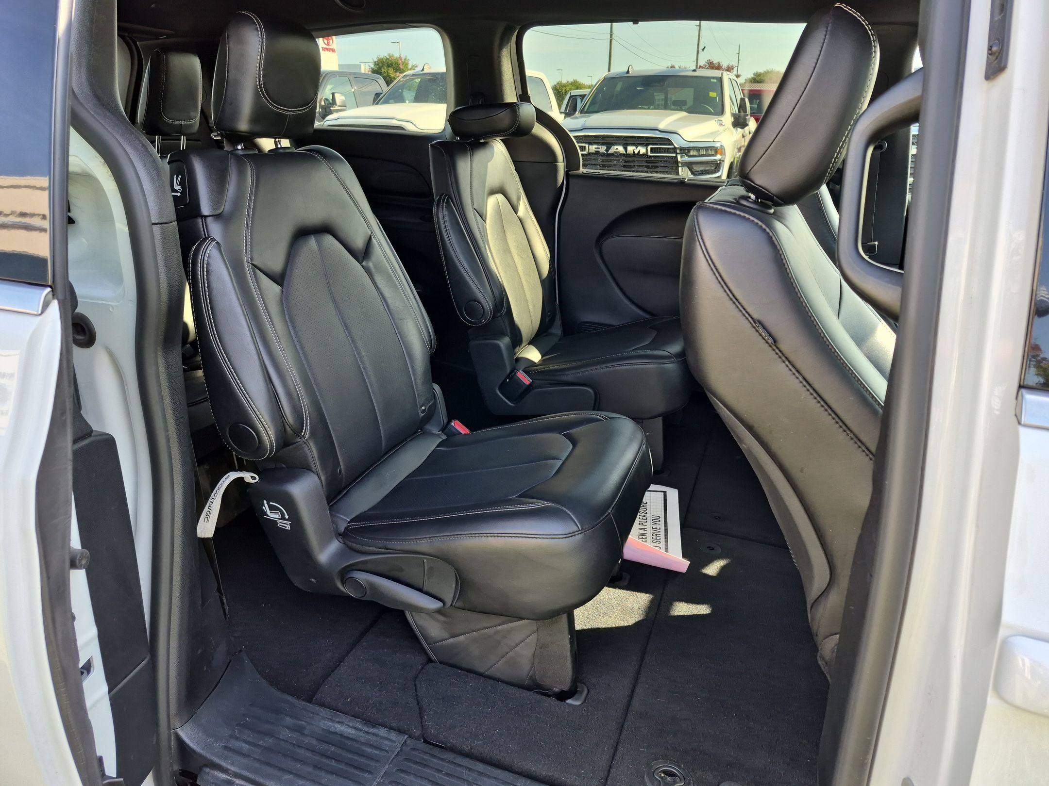 Used 2025 Chrysler Pacifica Select FWD image 21