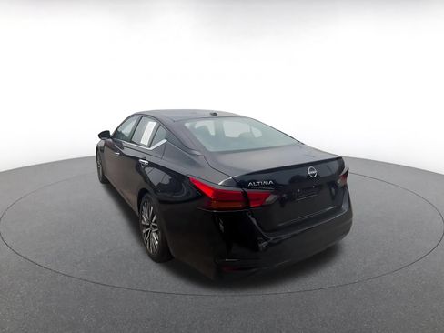Used 2025 Nissan Altima 2.5 SV FWD image 11