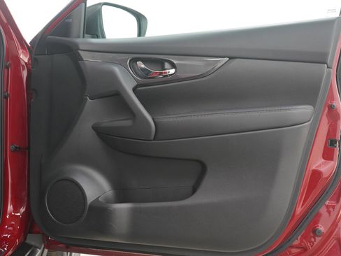 Used 2017 Nissan Rogue SV w/ Midnight Edition image 9