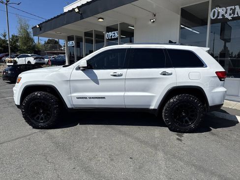 Used 2019 Jeep Grand Cherokee Laredo AWD/4WD image 3