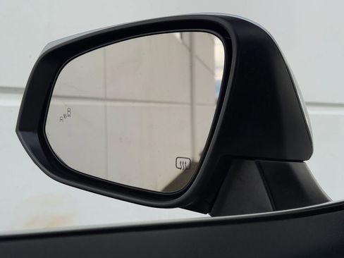 Used 2023 Toyota Highlander XLE image 26