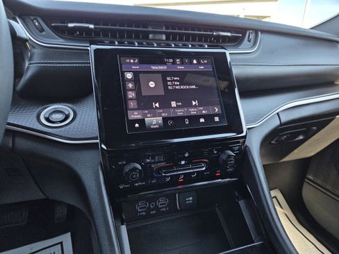 Used 2023 Jeep Grand Cherokee L Laredo image 31