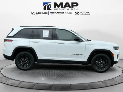 Used 2025 Jeep Grand Cherokee Altitude AWD/4WD image 6