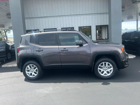 Used 2017 Jeep Renegade Latitude AWD/4WD image 29