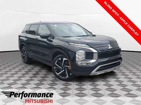 Used 2024 Mitsubishi Outlander SE image 1