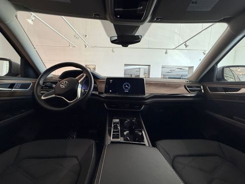 Used 2025 Volkswagen Atlas SE image 33