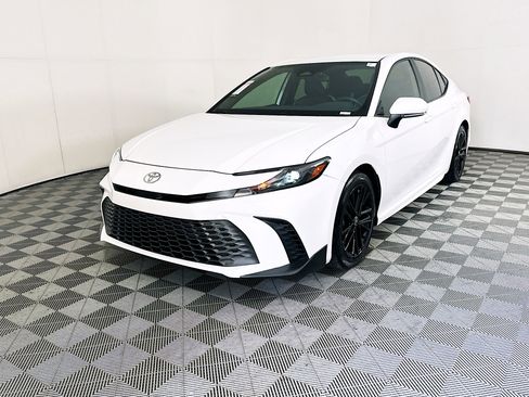 Used 2025 Toyota Camry SE FWD image 7