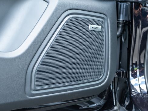 Certified 2025 Porsche Macan image 16