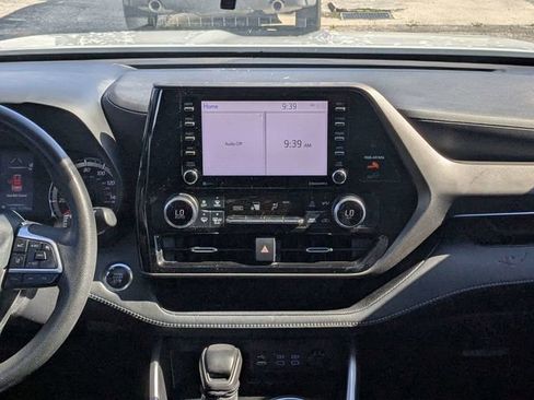 Used 2022 Toyota Highlander L FWD image 16