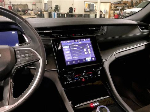 Used 2023 Jeep Grand Cherokee Altitude image 6