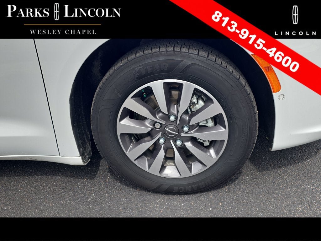 Used 2021 Chrysler Pacifica Touring-L w/ Uconnect Theater Family Group FWD image 32