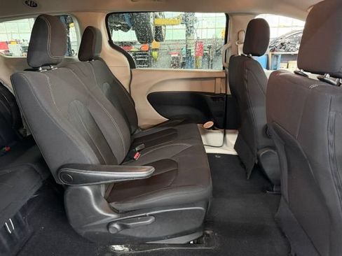 Used 2021 Chrysler Voyager L FWD image 10