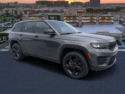 Used 2022 Jeep Grand Cherokee Altitude RWD image 1