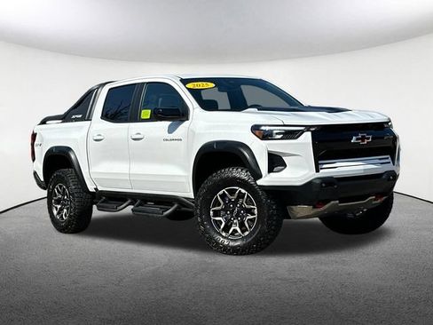 Used 2025 Chevrolet Colorado ZR2 w/ Technology Package AWD/4WD image 2