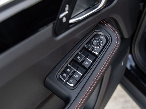 Certified 2026 Porsche Macan S AWD/4WD image 21