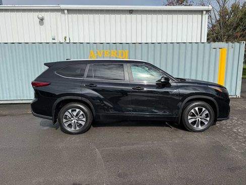 Used 2023 Toyota Highlander XLE image 4
