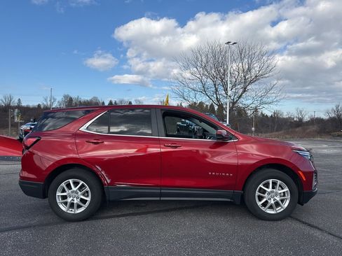Used 2023 Chevrolet Equinox LT image 3