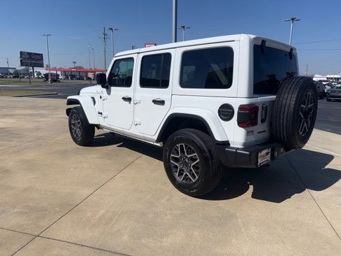Used 2025 Jeep Wrangler Sahara image 7