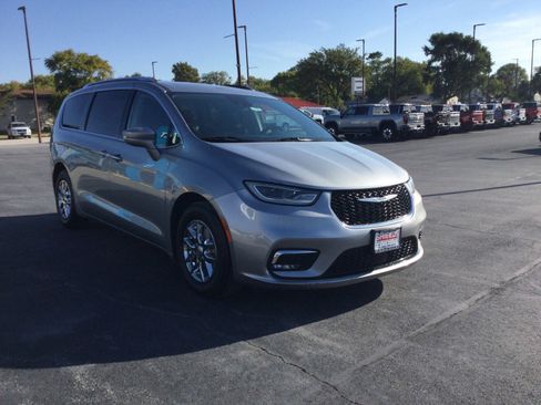 Used 2021 Chrysler Pacifica Touring-L image 6