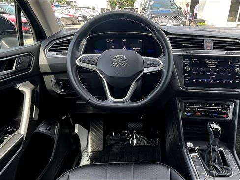 Used 2022 Volkswagen Tiguan SE w/ Panoramic Sunroof Package AWD/4WD image 5