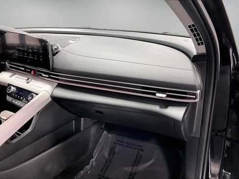 Used 2025 Hyundai Elantra Limited FWD image 26