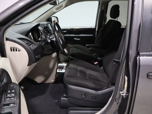 Used 2018 Dodge Grand Caravan SE w/ UConnect Hands-Free Group image 9