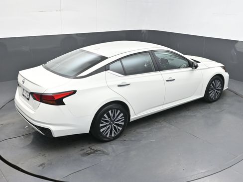 Used 2025 Nissan Altima 2.5 SV FWD image 38