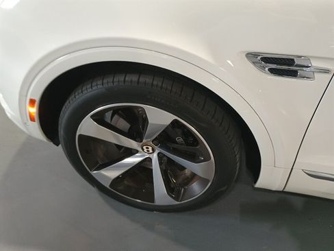 Used 2020 Bentley Bentayga AWD/4WD image 48
