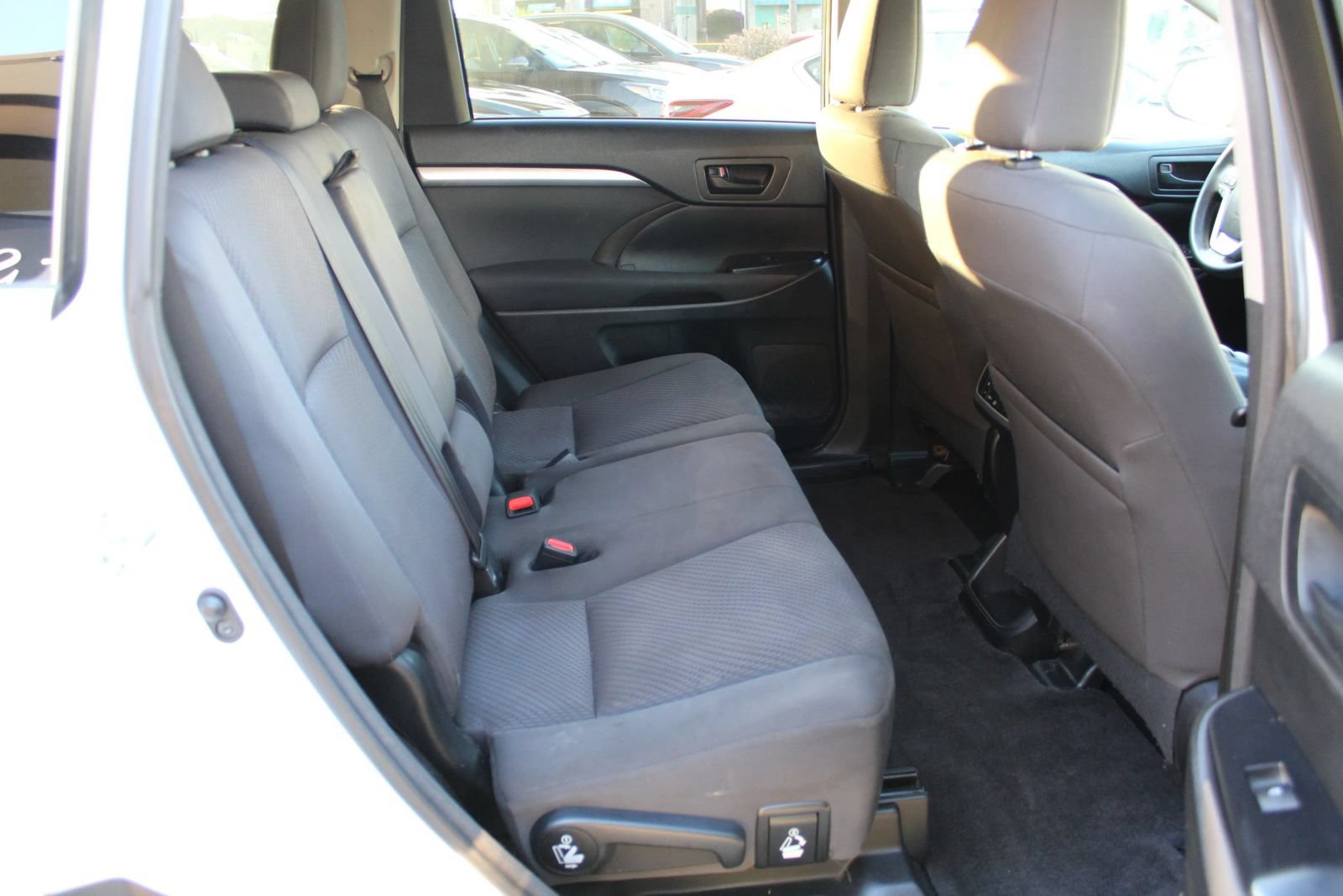 Used 2016 Toyota Highlander LE FWD image 11