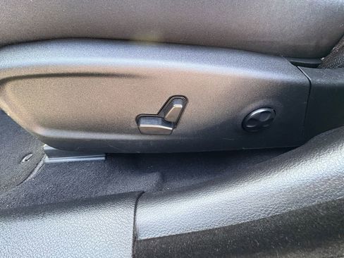 Used 2019 Chrysler 300 Touring w/ Chrome Appearance Package image 16