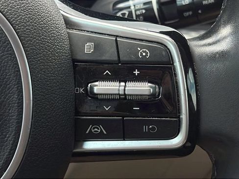 Used 2023 Kia Carnival LX FWD image 22