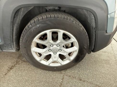 Used 2018 Jeep Renegade Latitude w/ Popular Equipment Group image 16