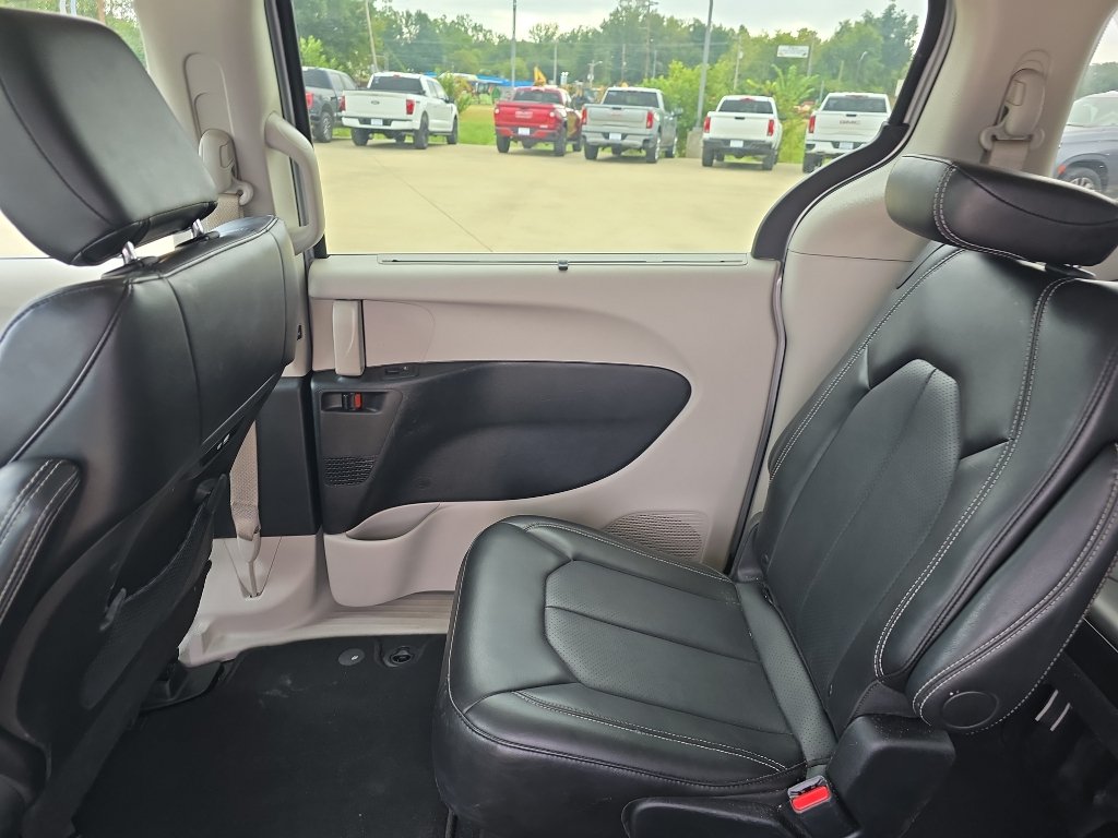 Used 2024 Chrysler Pacifica Touring-L FWD image 11