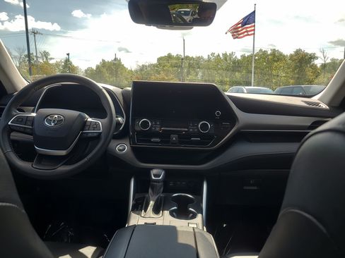 Used 2023 Toyota Highlander XLE AWD/4WD image 18
