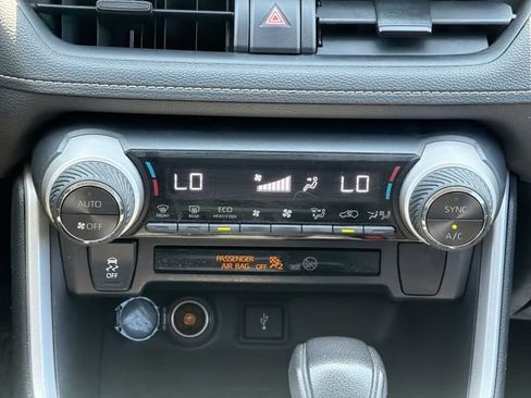 Used 2020 Toyota RAV4 LE AWD/4WD image 18