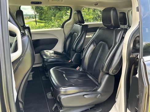 Used 2023 Chrysler Pacifica Touring-L image 20