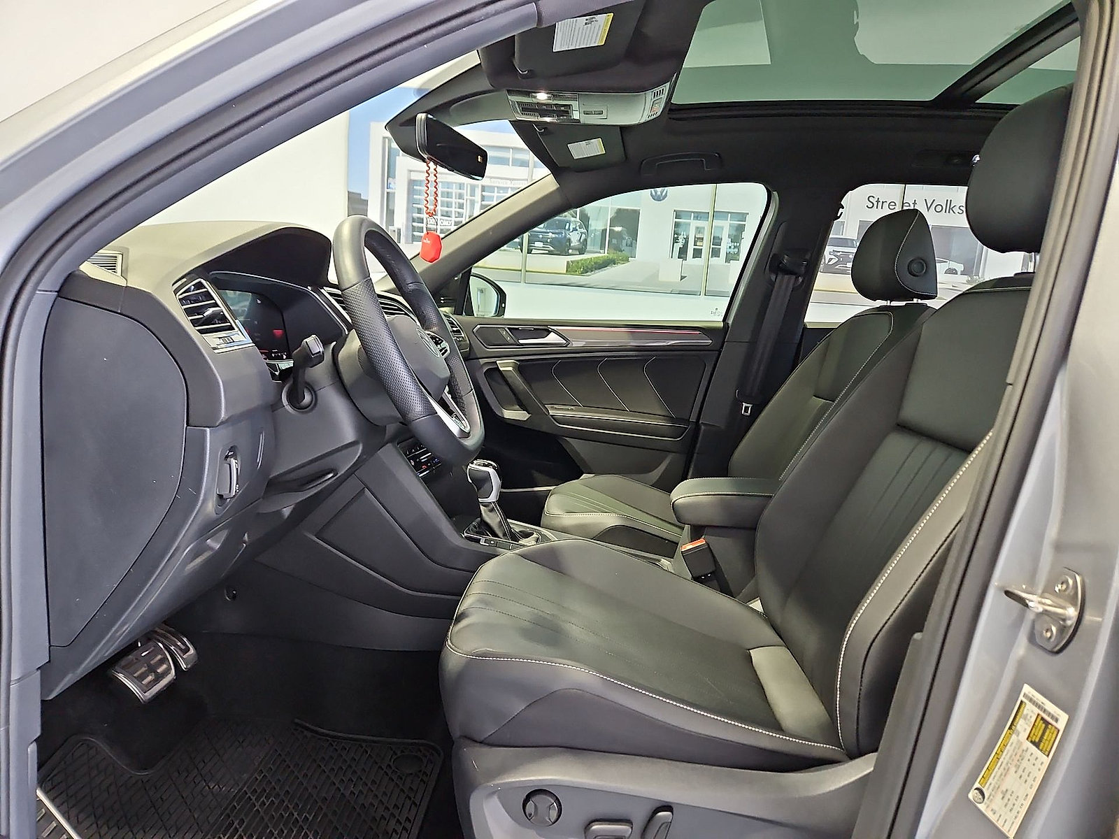 Certified 2024 Volkswagen Tiguan SE R-Line w/ MDO Package, Three-Row FWD image 16