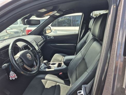 Used 2019 Jeep Grand Cherokee Laredo w/ Laredo X Package RWD image 2
