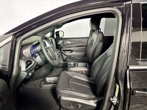 New 2026 Chrysler Pacifica Select image 11