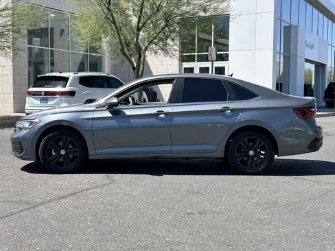 Used 2024 Volkswagen Jetta SE FWD image 2