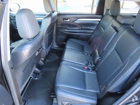 Used 2015 Toyota Highlander XLE image 26