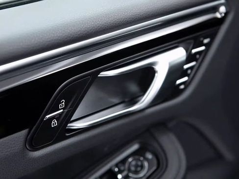 Certified 2025 Porsche Macan image 20