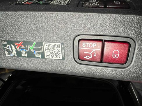 Used 2025 Mercedes-Benz GLC 300 4MATIC image 17