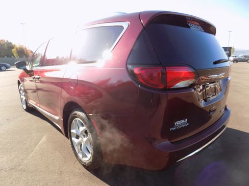 Used 2017 Chrysler Pacifica Touring-L Plus w/ Tire & Wheel Group image 4