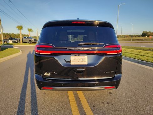 New 2026 Chrysler Pacifica Limited w/ S Appearance Package image 8