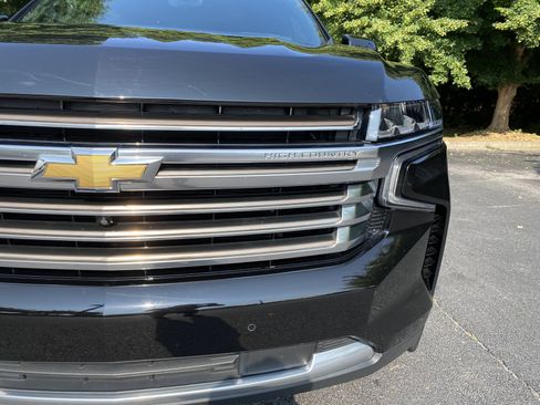 Used 2023 Chevrolet Suburban High Country w/ Premium Package RWD image 14