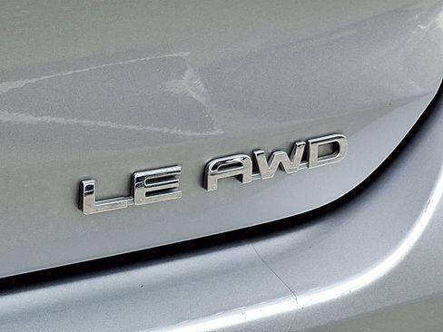 Used 2024 Toyota Highlander LE AWD/4WD image 33